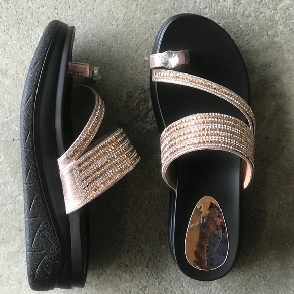 1 Left! Italina CHAMPAGNE Toe Bling Wedge SANDAL - Picture 2 of 9